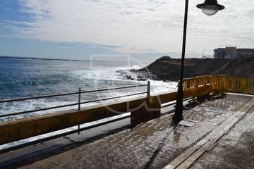 Socavón peligroso en el extremo sur de la avenida marítima de Salinetas (Foto TA)